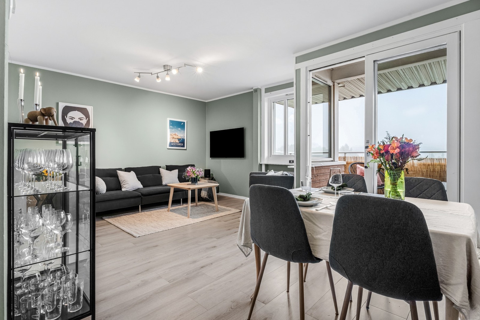 Her får du en god planløsning som gjør det enkelt å møblere. Gulvet er lagt i 2019. Galleribilde