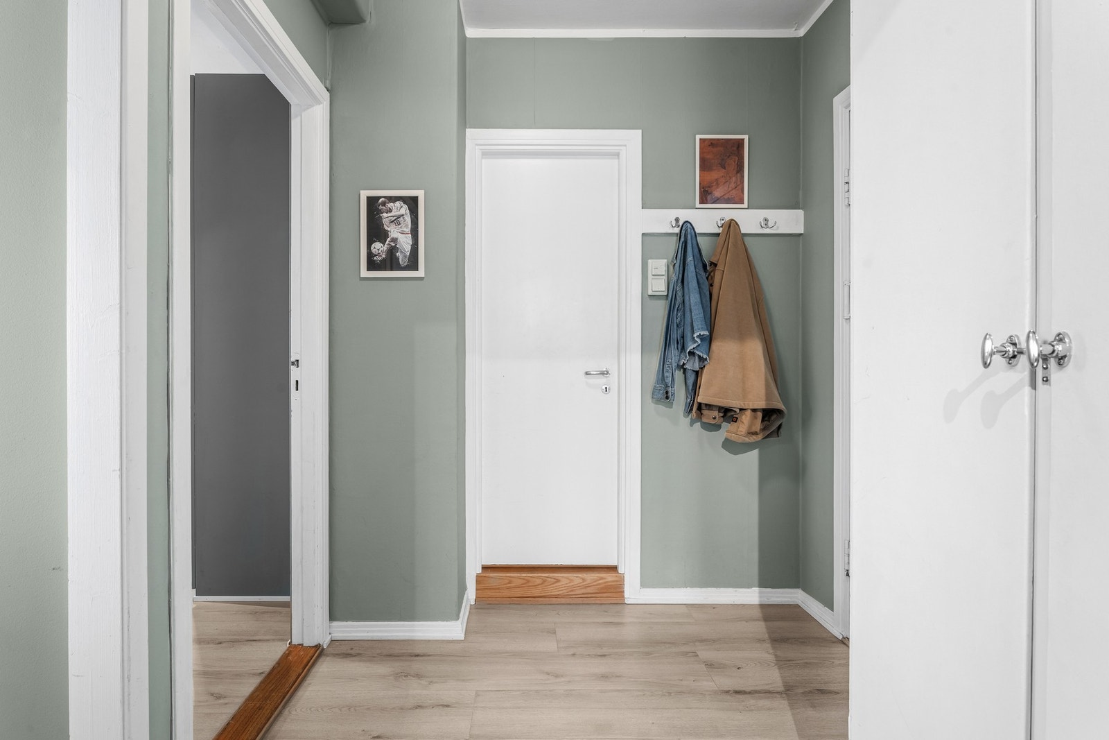 Entré med god plass til å henge fra seg yttertøy i garderobeskap. Galleribilde
