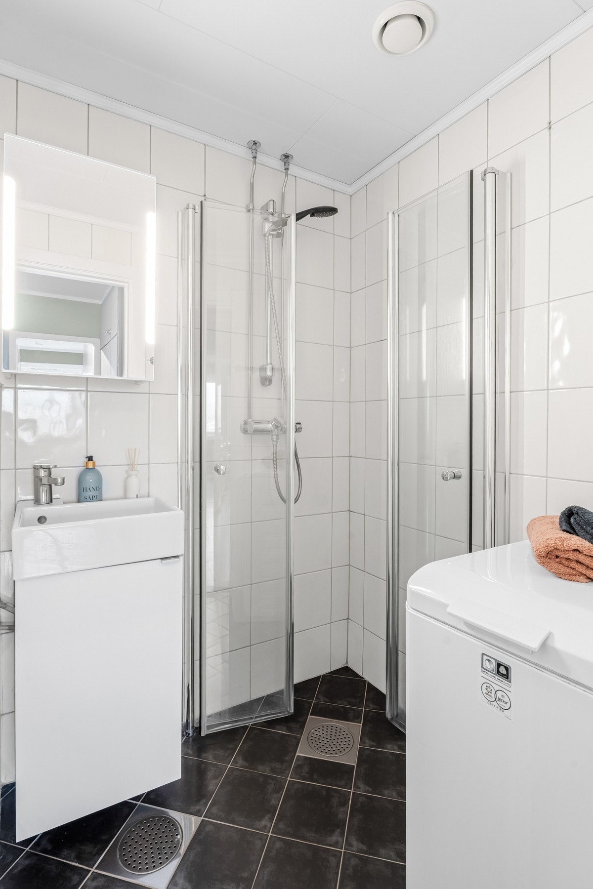Opplegg for vaskemaskin, det er plass til vaskemaskiner i alle størrelser. Det er i tillegg opplegg for vaskemaskin på kjøkkenet. Galleribilde