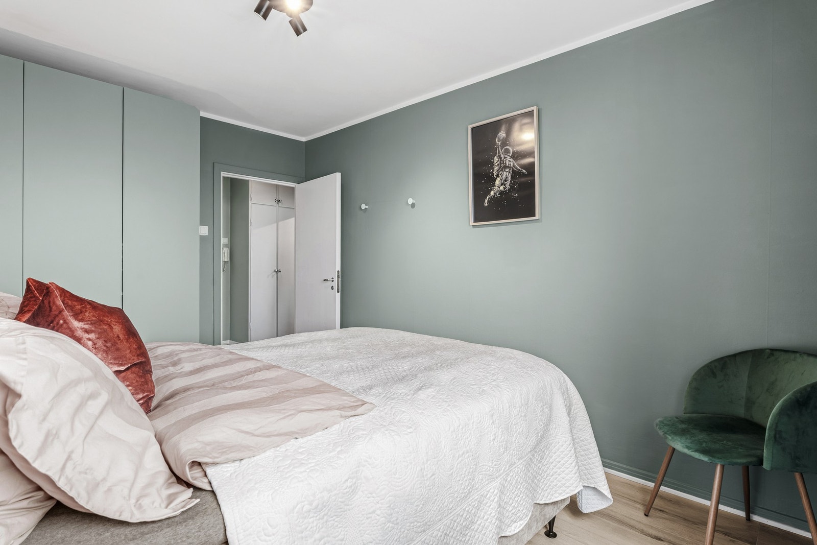 De duse fargevalgene er gjennomgående i hele boligen. Galleribilde