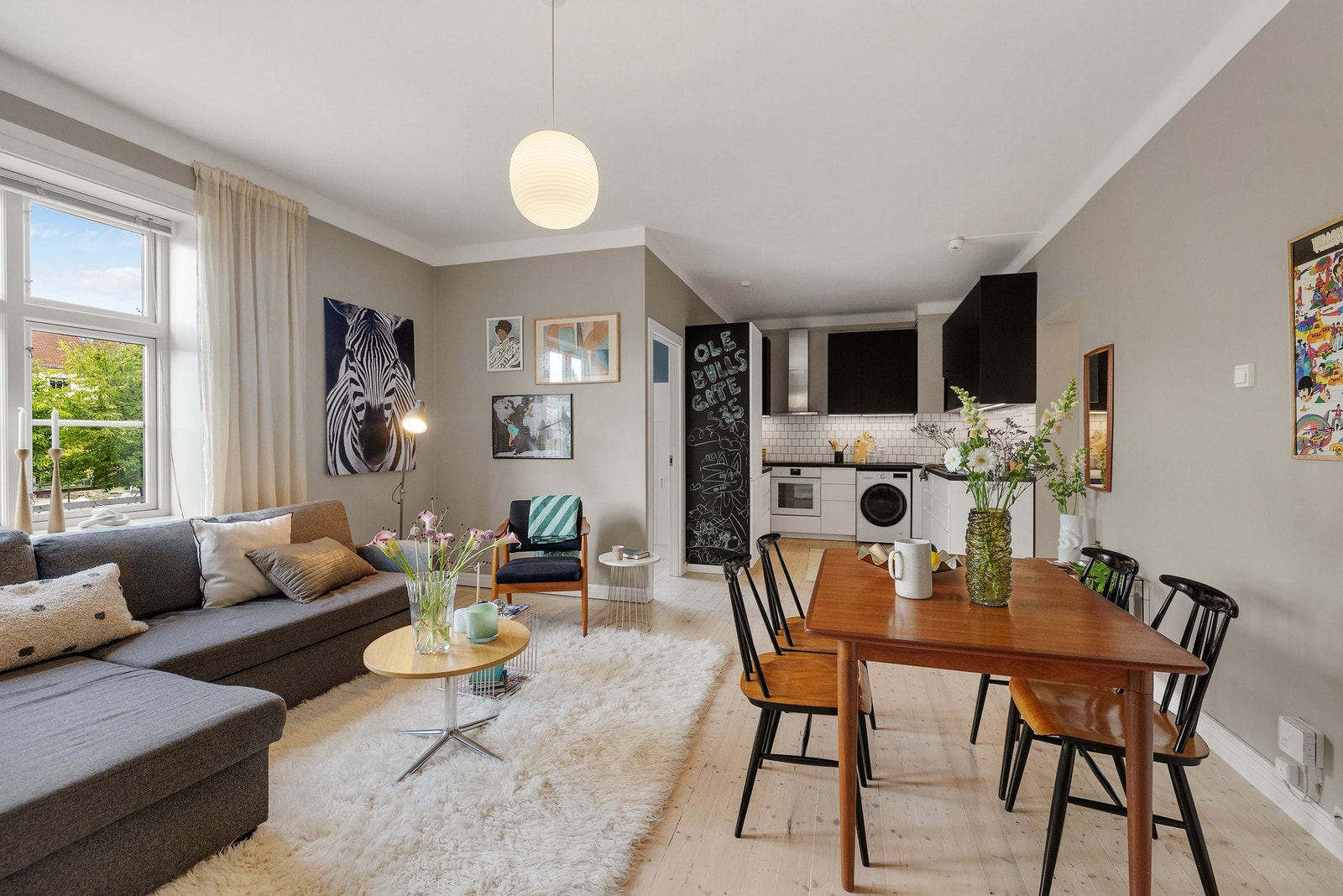 Store vindusflater slipper inn rikelig med dagslys. Galleribilde