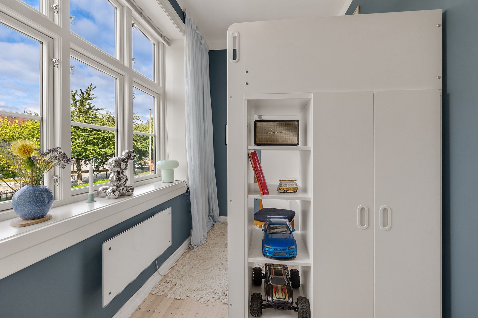 Store flotte vinduer sørger for rikelig med naturlig lys inn i leiligheten. Galleribilde
