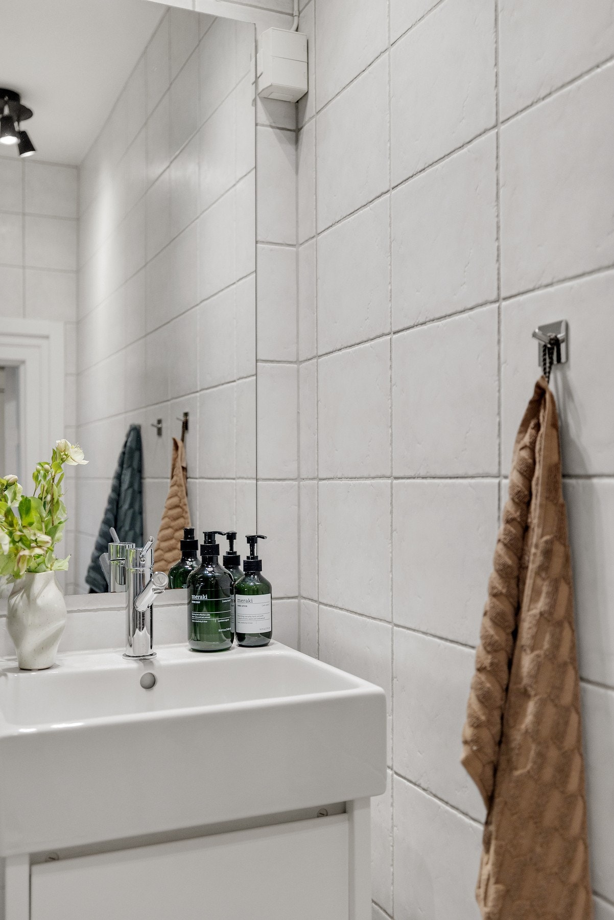 Badet er utstyrt med servant/skap, veggmontert toalett og dusjhjørne med glassvegger. Galleribilde