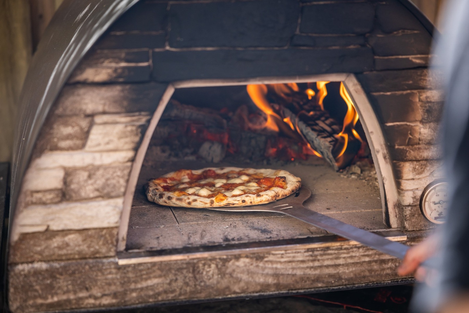 Fellesområdet er utstyrt med pizzaovn og flere griller. Galleribilde