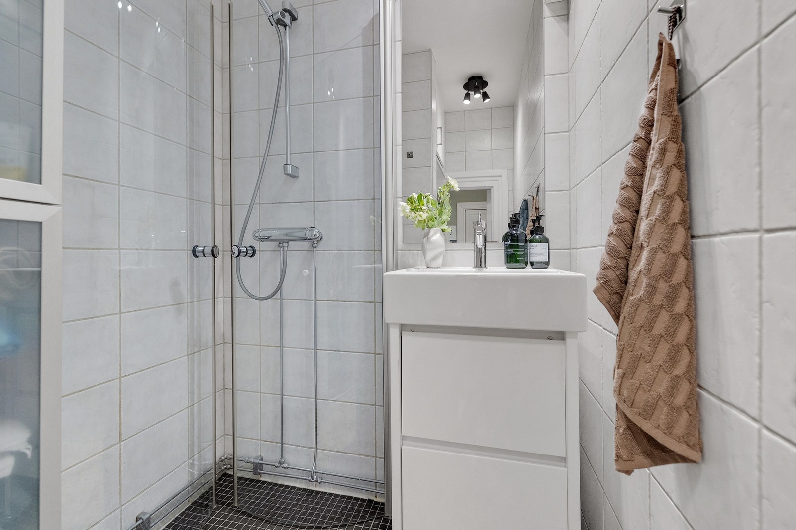 Badet fra 2005, oppgradert i 2017 med flis på flis, vegghengt toalett og servant med skap. Galleribilde