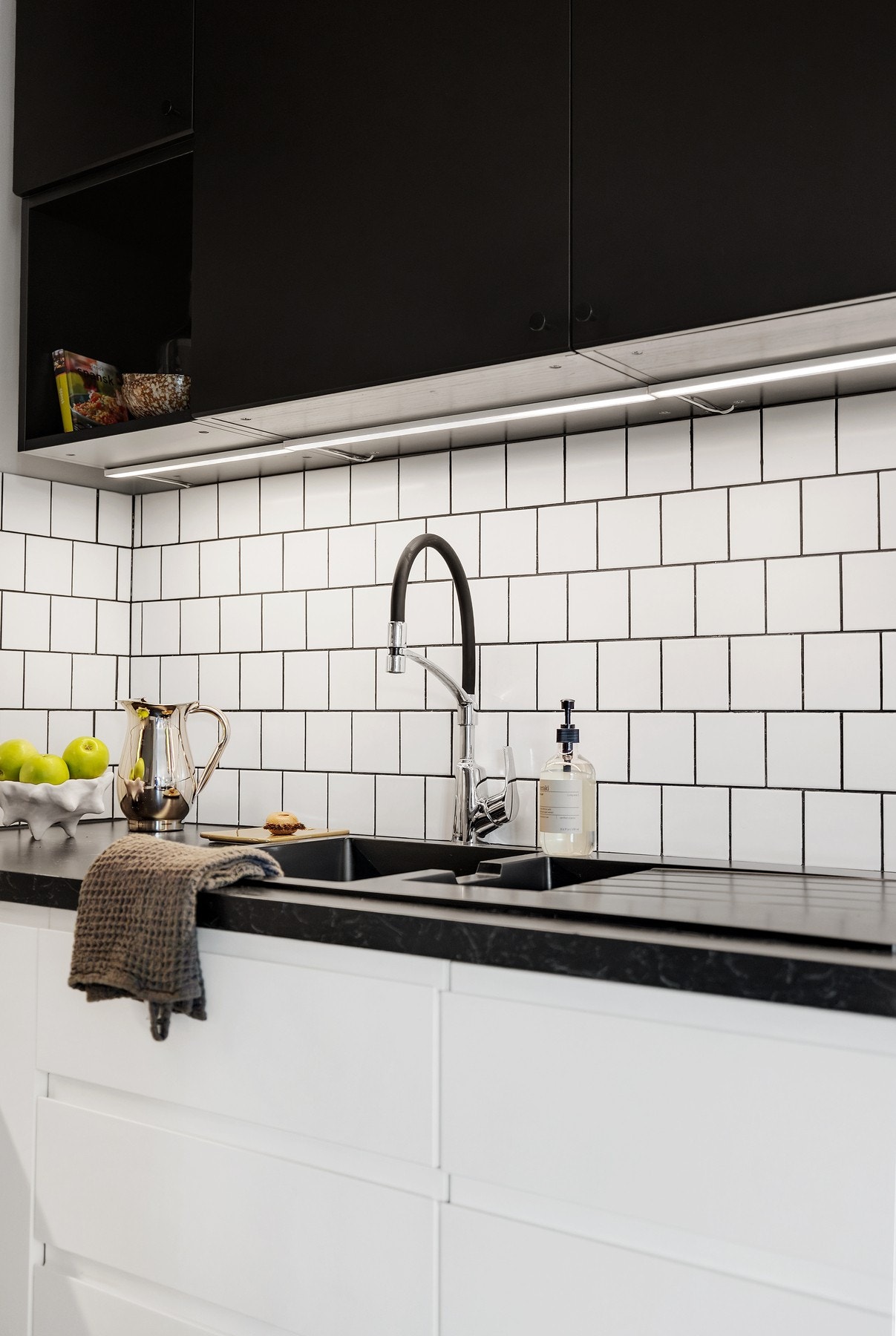 Kjøkkenet er utstyrt med vannsikring (Waterguard) og kjøkkenventilator med nytt kullfilter i 2025. Galleribilde