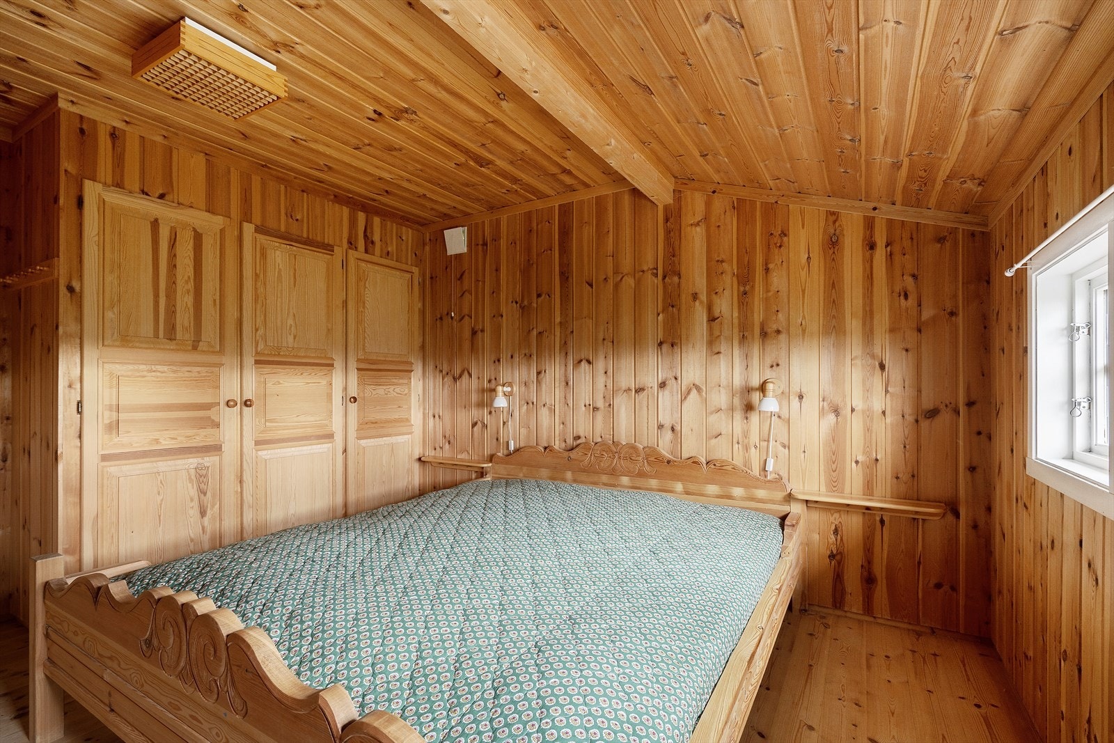 Hovedsoverommet har godt med skapplass, og en dobbeltseng. Galleribilde