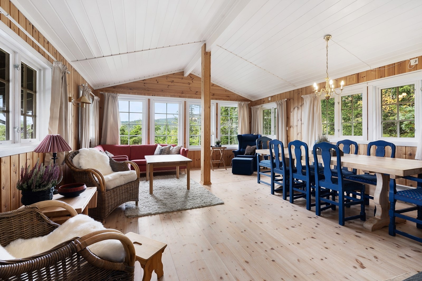 Lys og åpen stue, men vinder fra tre kanter. Galleribilde