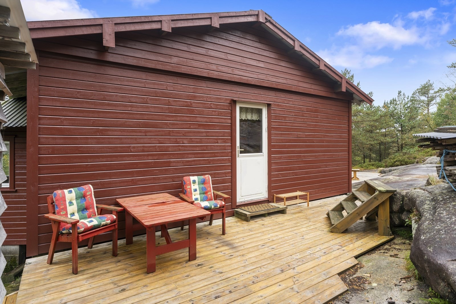 Det er flere soner rundt hytten som gjør at du kan nyte solen gjennom dagen. Galleribilde