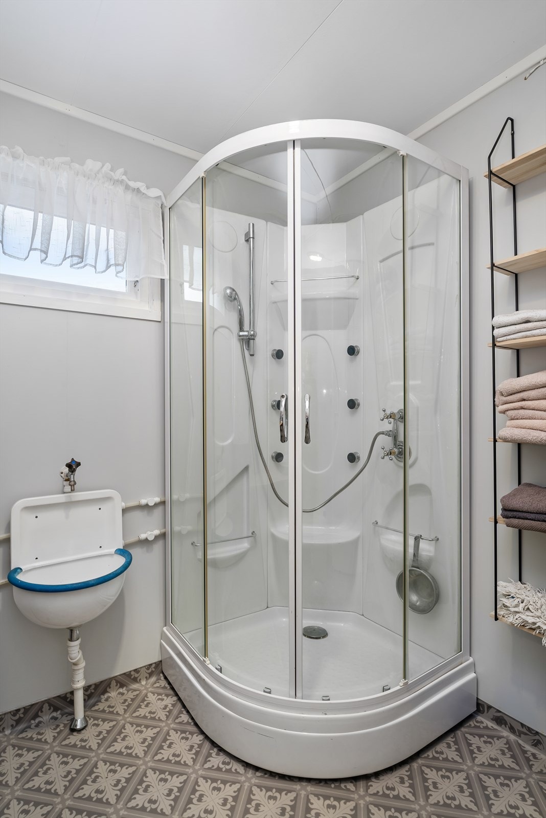 Baderom med dusjkabinett. Galleribilde