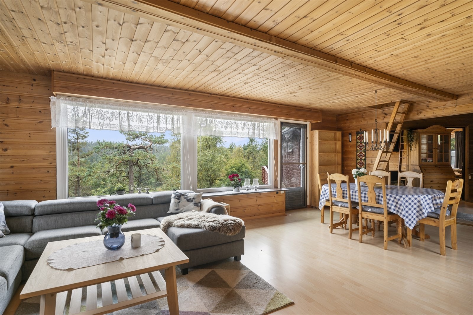 I stuen har man også plass til spisegruppe hvor man kan nyte middager med familien. Galleribilde