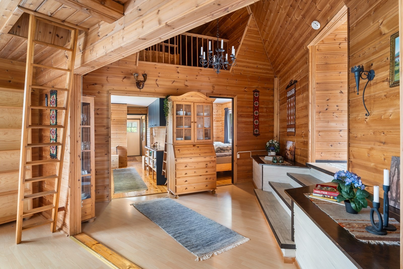 Fra kjøkkenet kommer vi videre inn i hytten som tar deg til stue, soverom og hems. Galleribilde