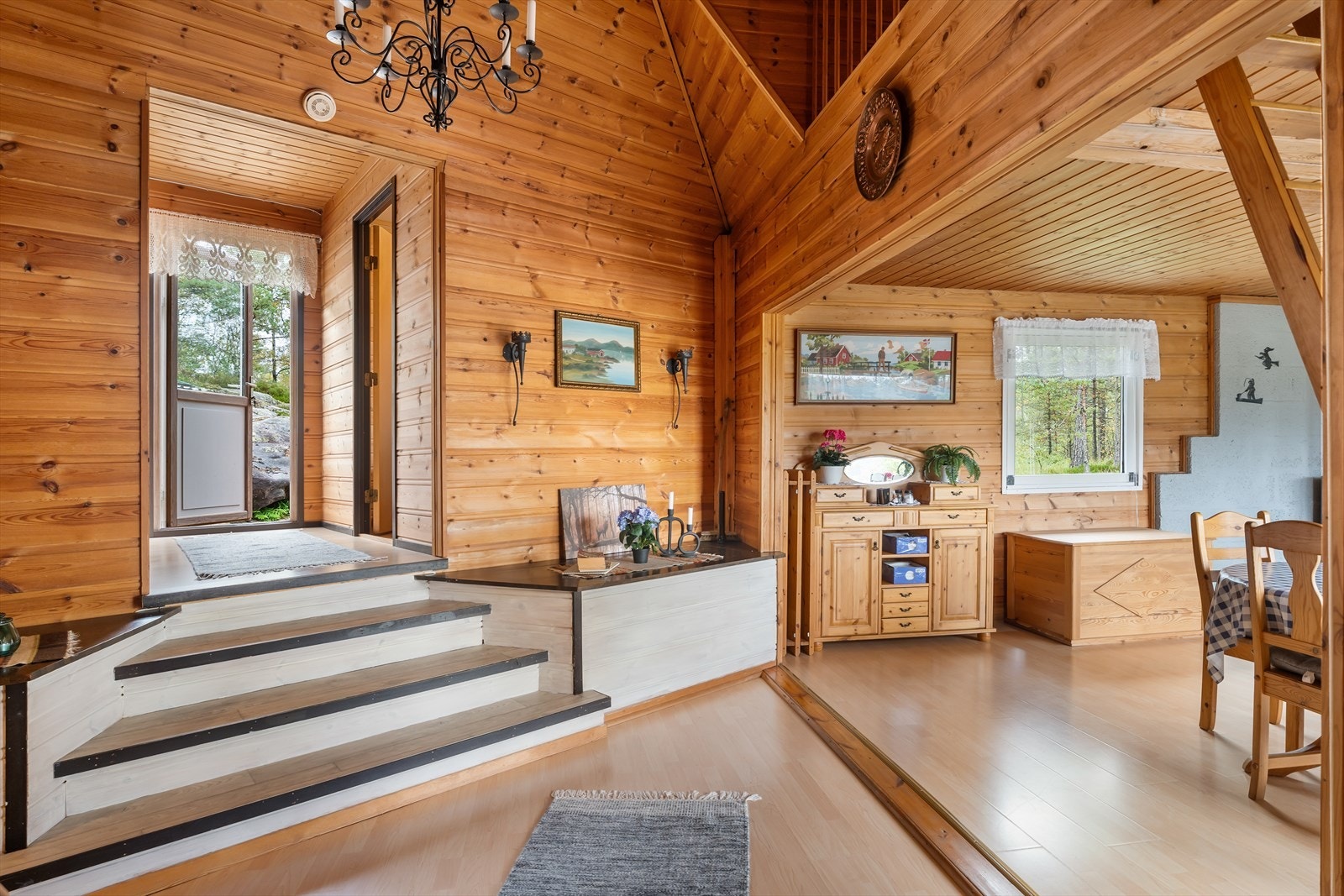 Fra soverommene har man også en utgang ut til terrassen bak hytta. Galleribilde