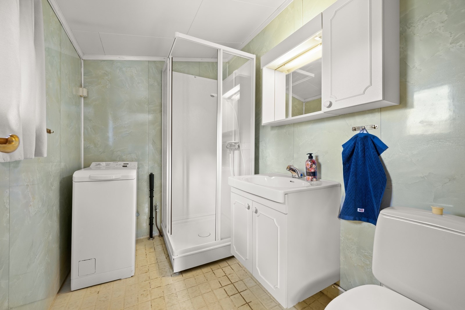 Badet er fra 1985 med baderomspanel og tak-ess i himlingen. Galleribilde