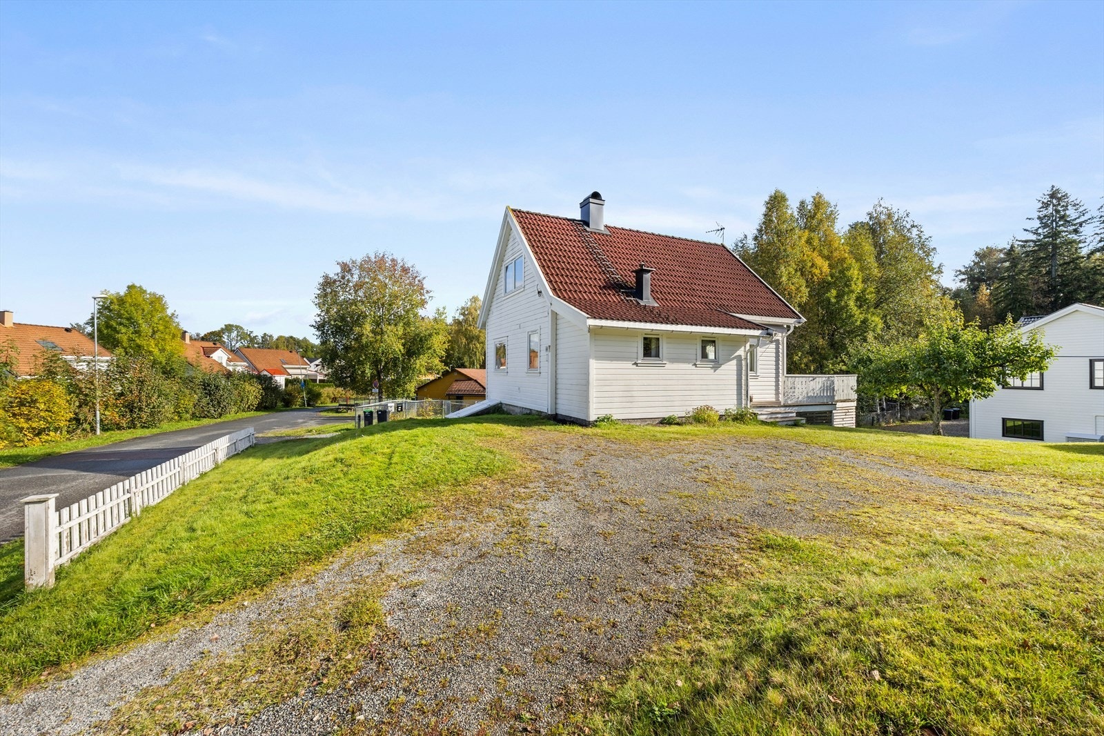Flott og trivelig tomt på en liten kolle. Galleribilde
