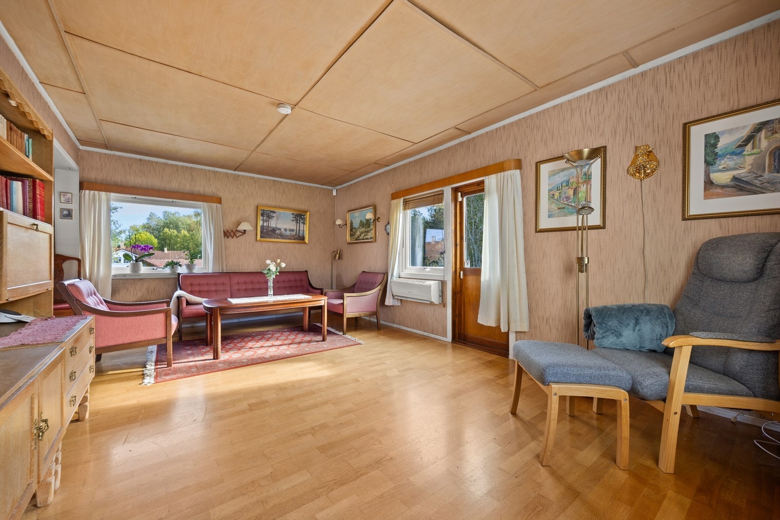 Stuen ligger i delvis åpen løsning med spisestuen. Galleribilde