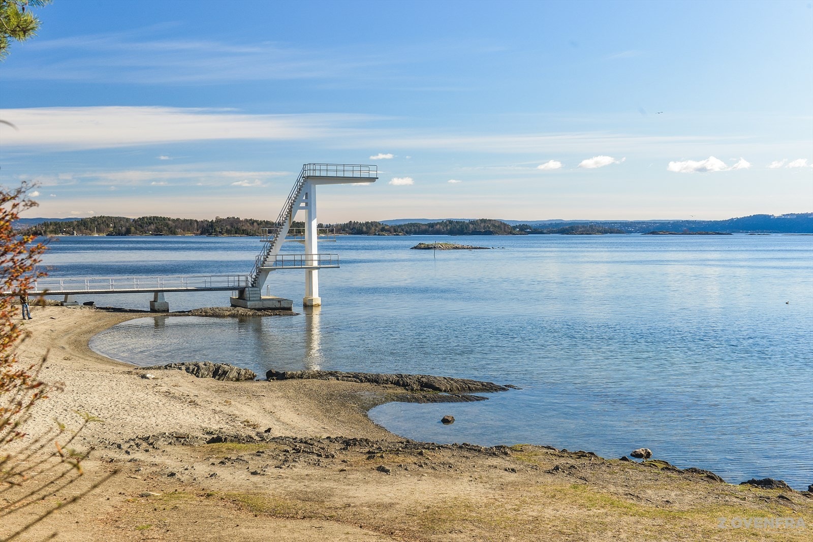 Fra eiendommen er det kort vei til Leangbukta med båthavn og marina, samt populære Hvalstrand bad med langgrunn sandstrand, stupetårn, restaurant og flotte turområder. Galleribilde