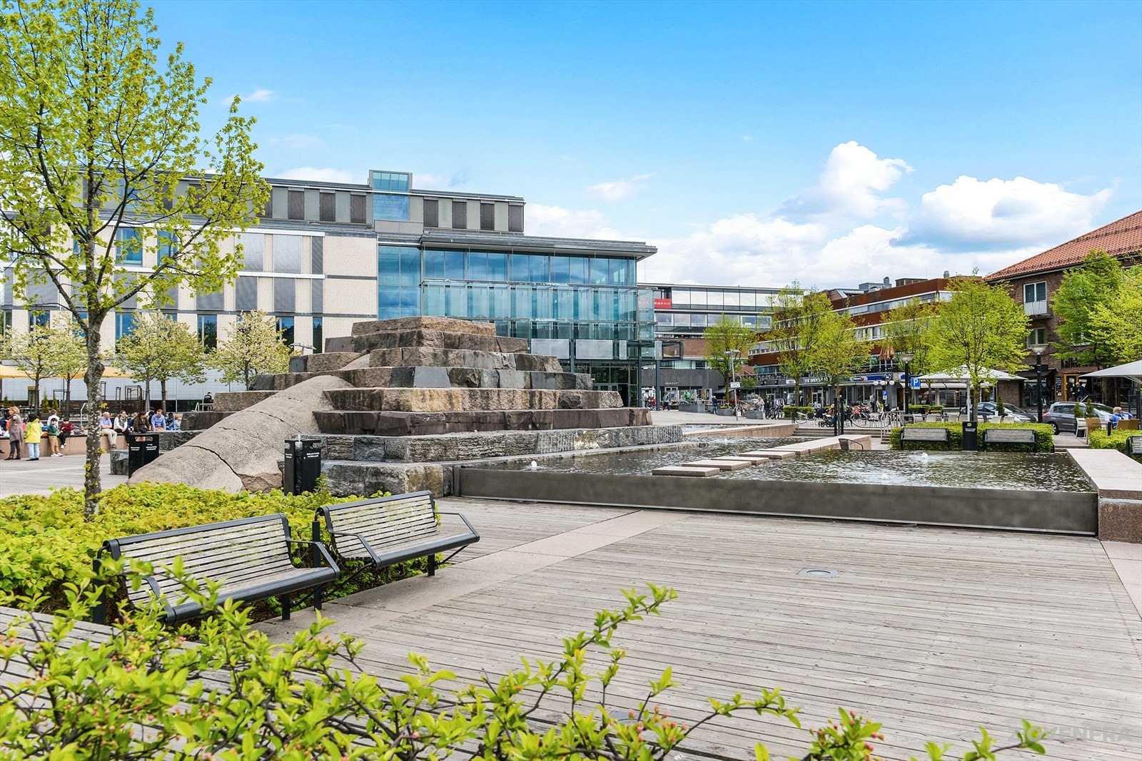 Asker sentrum har et rikt utvalg av servicetilbud og kan by på et moderne og urbant handelssentrum med flott arkitektur, hyggelige gågater og sosiale møteplasser. Galleribilde