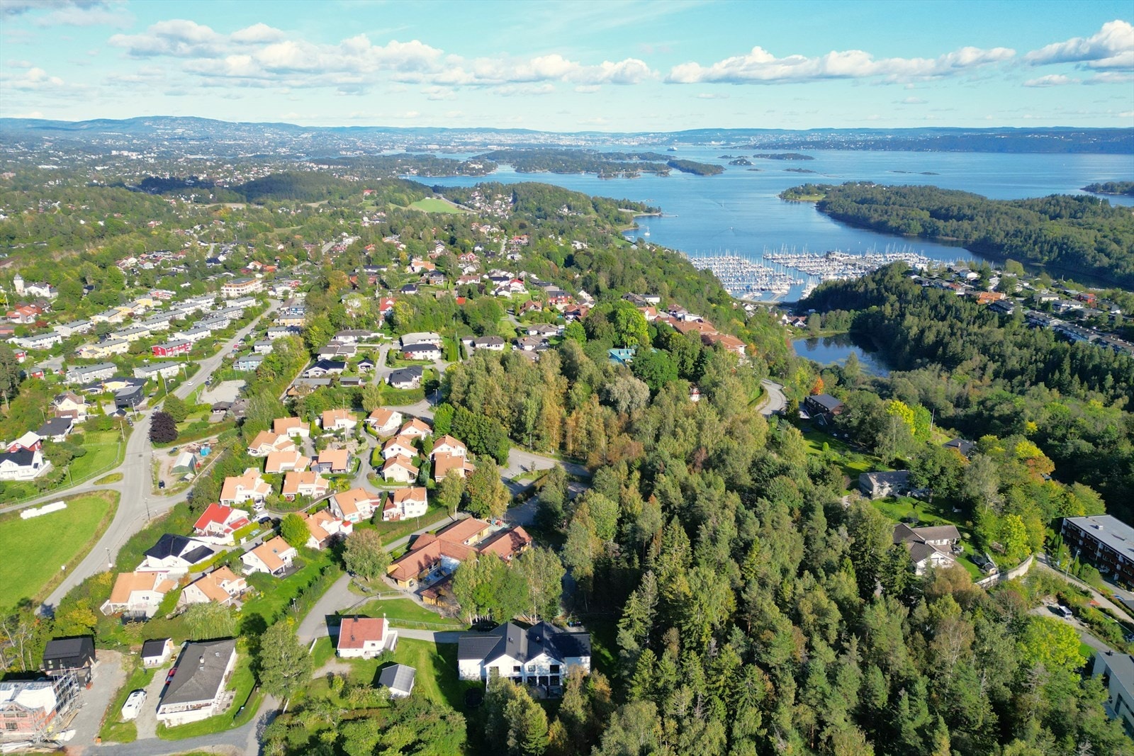 Fra eiendommen er det kort vei til Leangbukta med båthavn og marina. Galleribilde