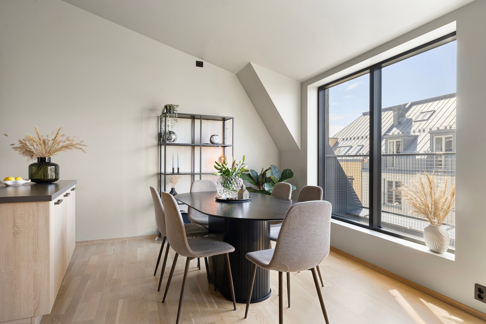 Store vindusposter som slipper inn rikelig med dagslys, samt to franske balkonger, skaper en luftig og innbydende atmosfære i leiligheten. Galleribilde