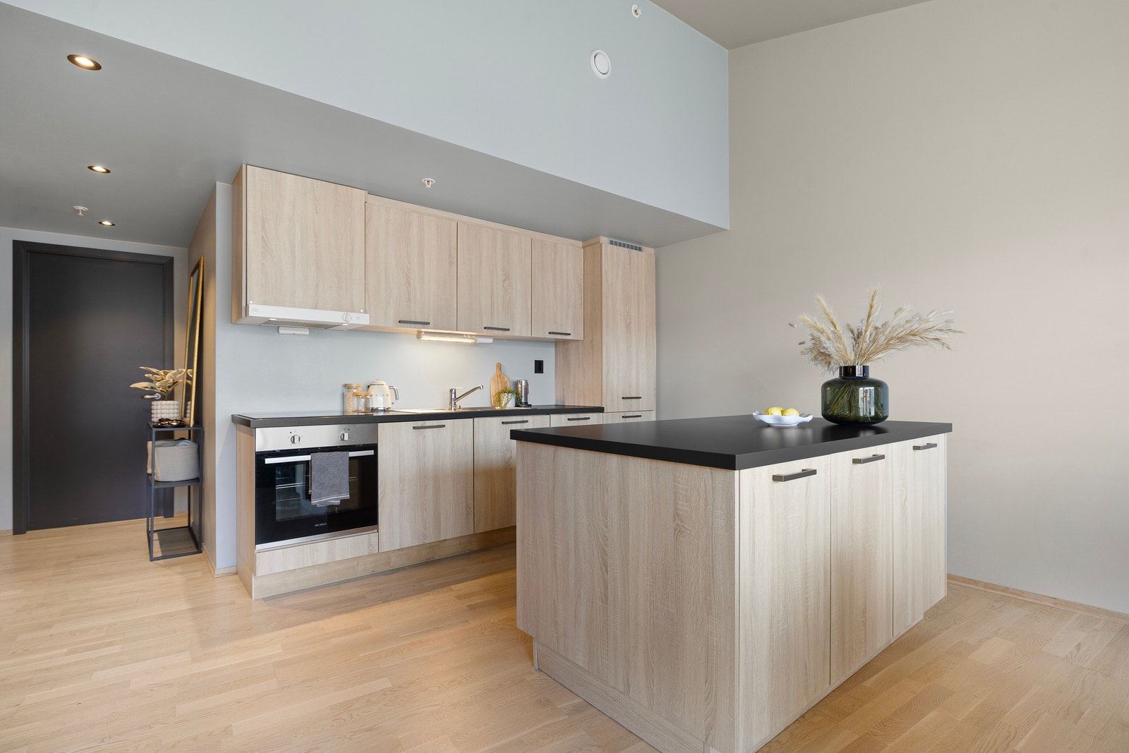 Lekkert kjøkken med alt du trenger av fasiliteter. Integrert platetopp, stekeovn, kjøl/fryseskap og oppvaskmaskin. Galleribilde