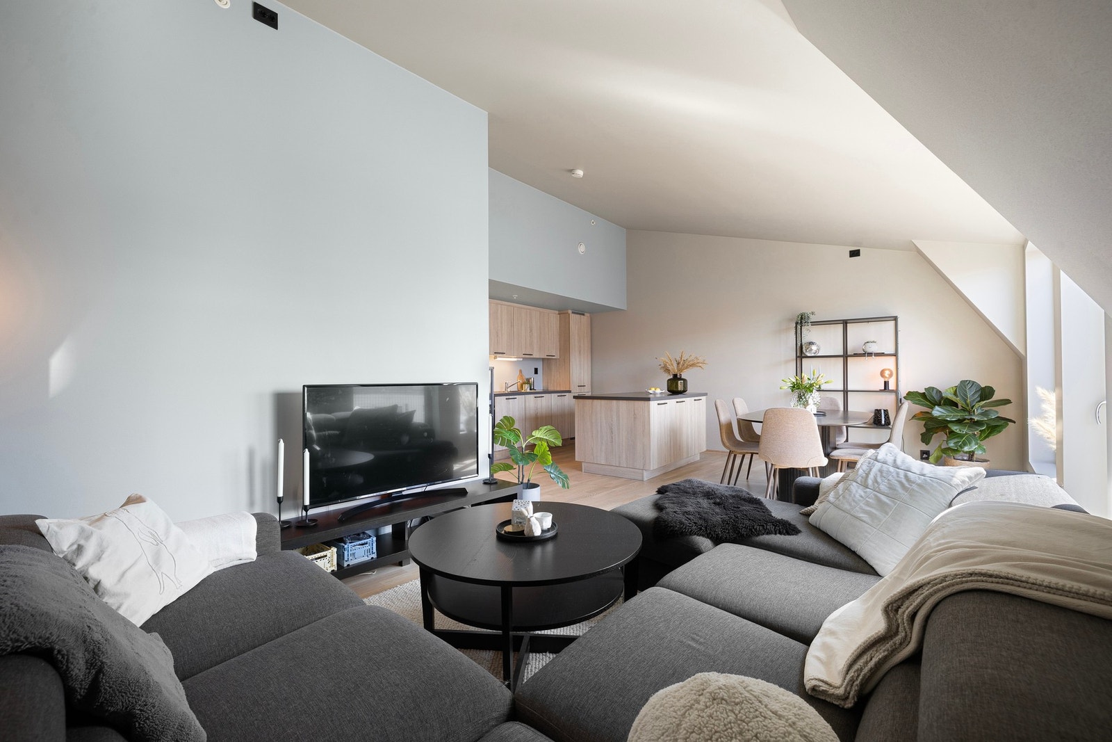 Leiligheten ligger i byggets 5.- og toppetasje, noe som i kombinasjon med moderne fargevalg på overflater sikrer et lyst og fint uttrykk. Galleribilde