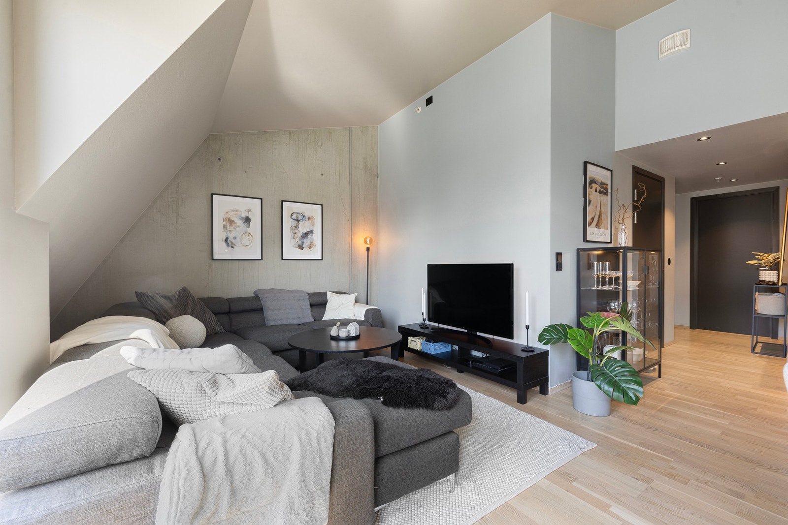 Med byggeår 2022 nyter boligen godt av moderne fasiliteter som balansert ventilasjon og heisadkomst. Galleribilde