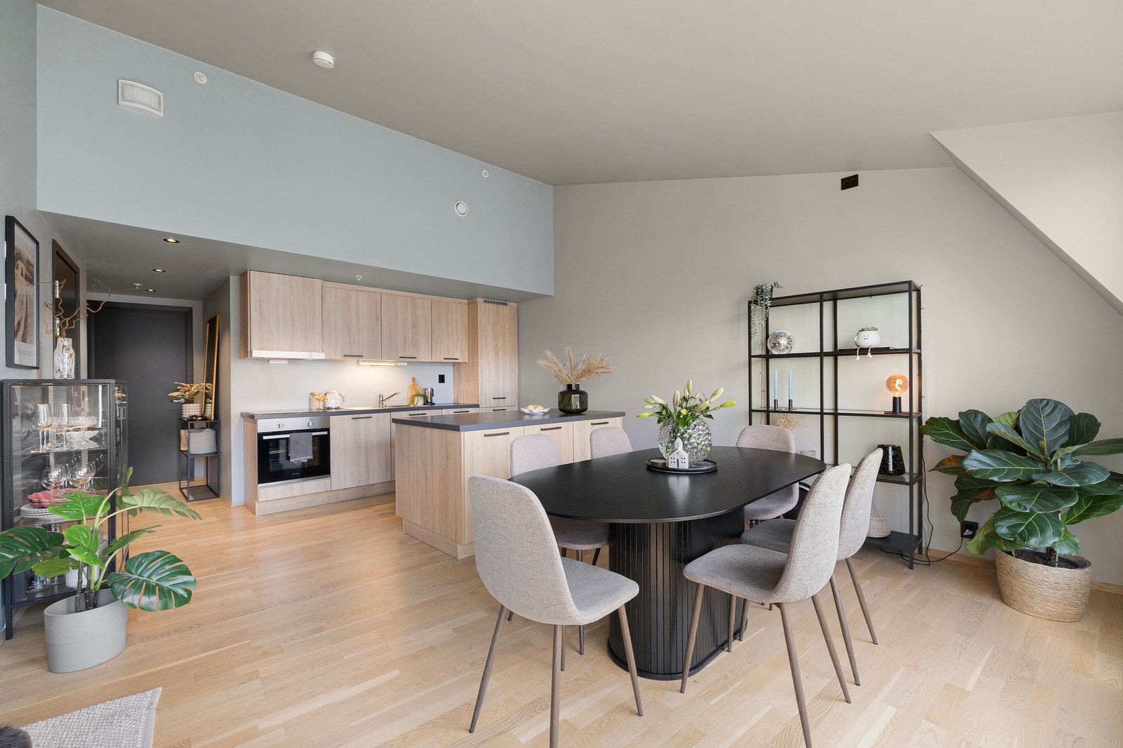 Leiligheten har en sentral beliggenhet med omtrent 500 m til Solsiden og videre kort gangavstand til Trondheims sentrumskjerne. Galleribilde