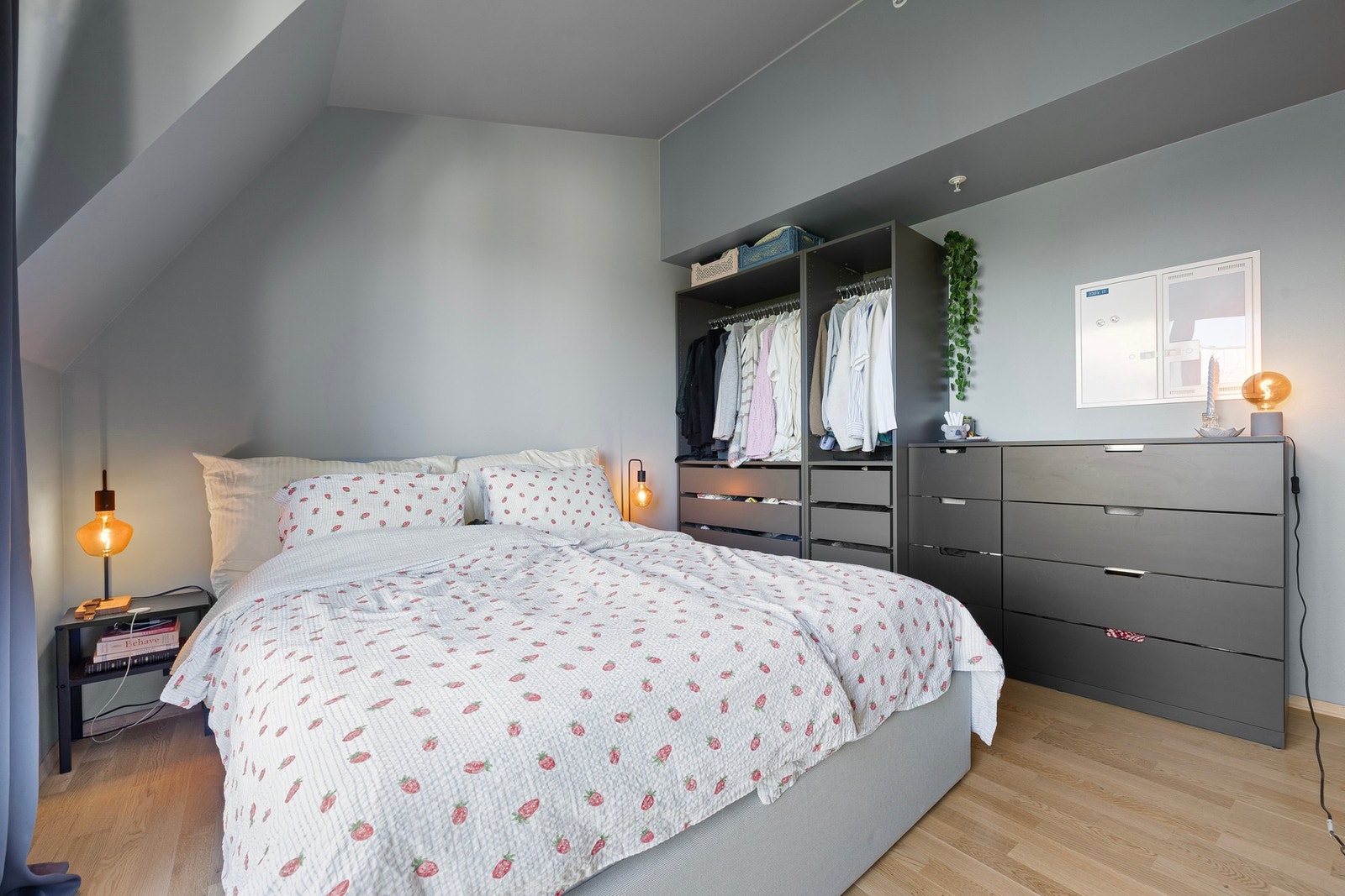 Leilighetens soverom er målt til hele 12,2 kvm. Her har du god plass til dobbeltseng av god størrelse, garderobeløsning og annet ønskelig soveromsmøblement. Garderobeskapet (det avlange) vil medfølge i handelen. Galleribilde