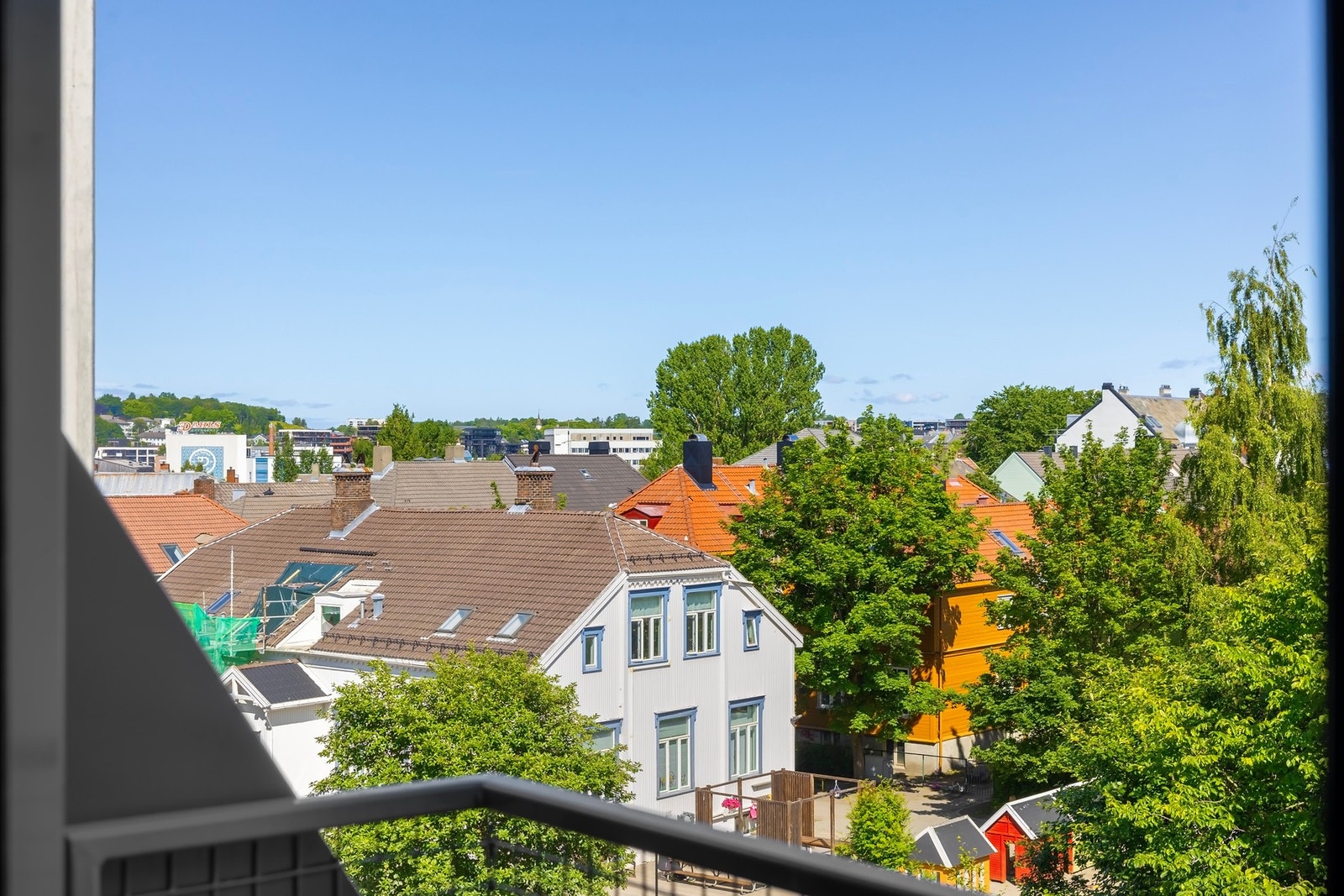 Fra én av leilighetens to franske balkonger får du en flott utsikt utover Lademoen og helt ned mot Nyhavna. Galleribilde