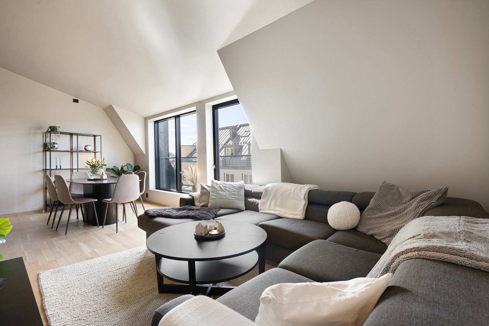 Stue og kjøkken har en åpen løsning på hele 34,3 kvm og har god plass til sitte- og spisegrupper. Galleribilde