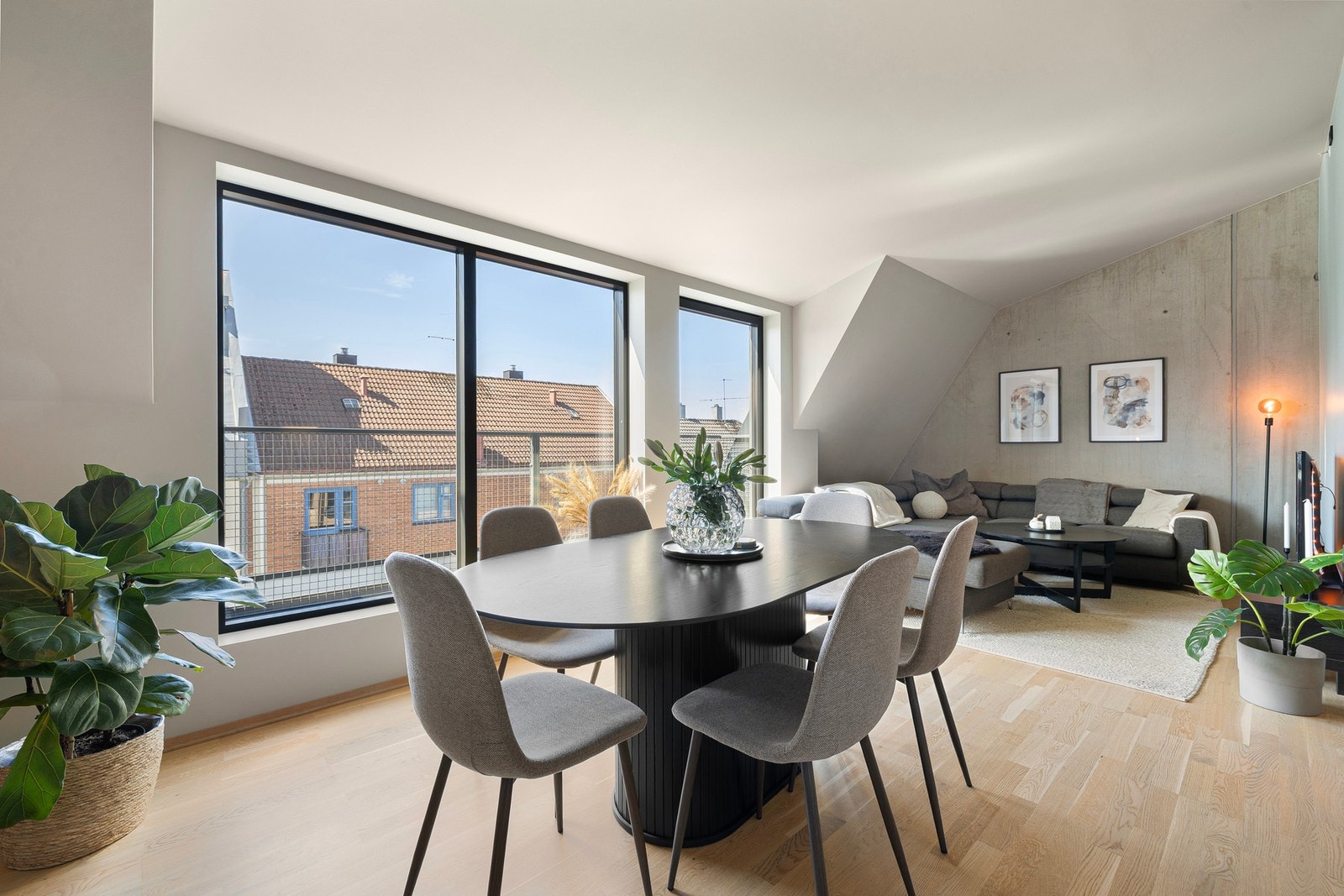 EiendomsMegler 1 v/ Mads Larsen har gleden av å ønske velkommen til Fjæregata 1! En rålekker 2-roms selveierleilighet med flott beliggenhet i byggets 5. - og øverste etasje. Foto: Pholio, (Julian Nonstad). Galleribilde