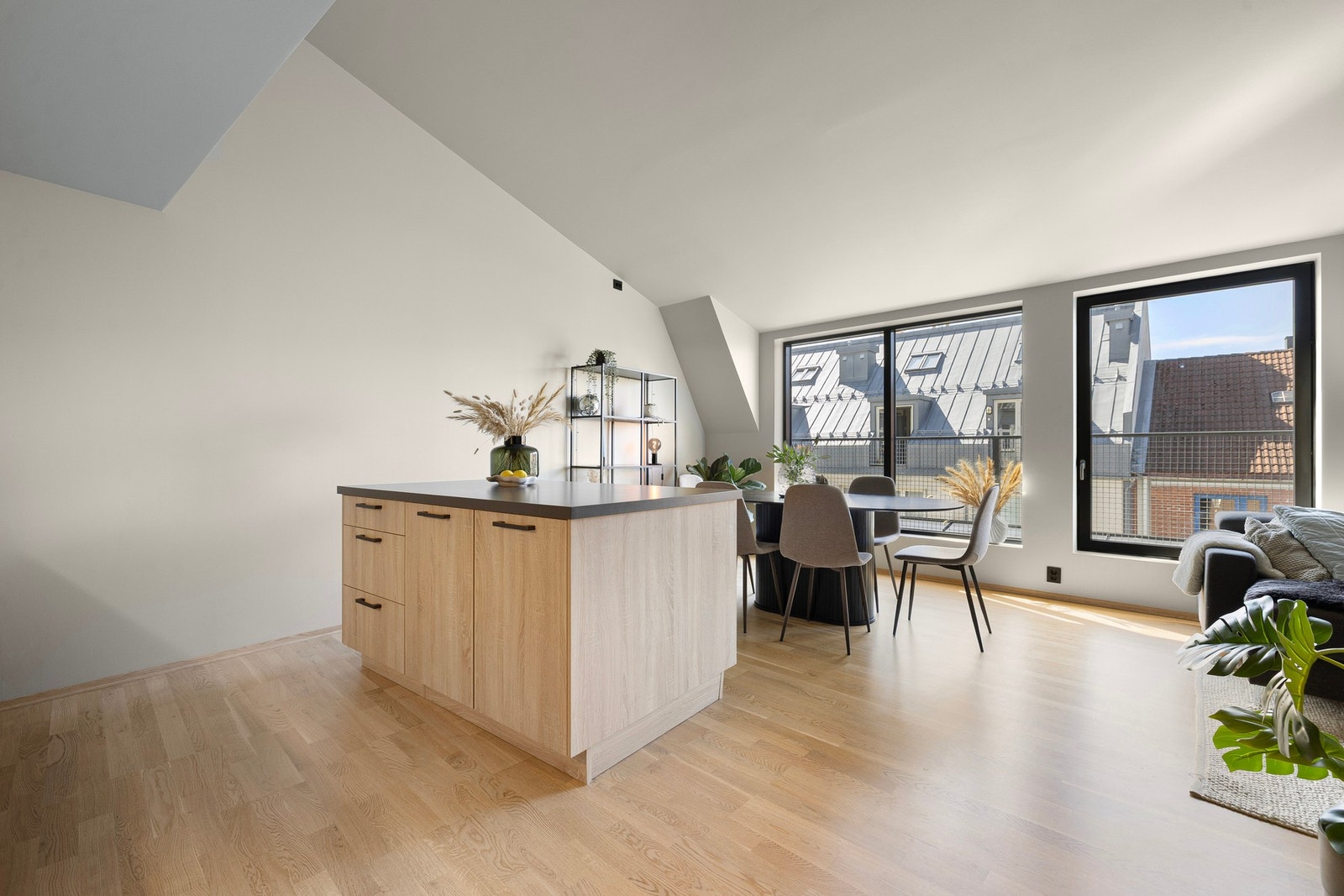 Kjøkkenøya bidrar til å skape en utvidelse av kjøkkenet med ytterligere skap- og benkeplass. Galleribilde