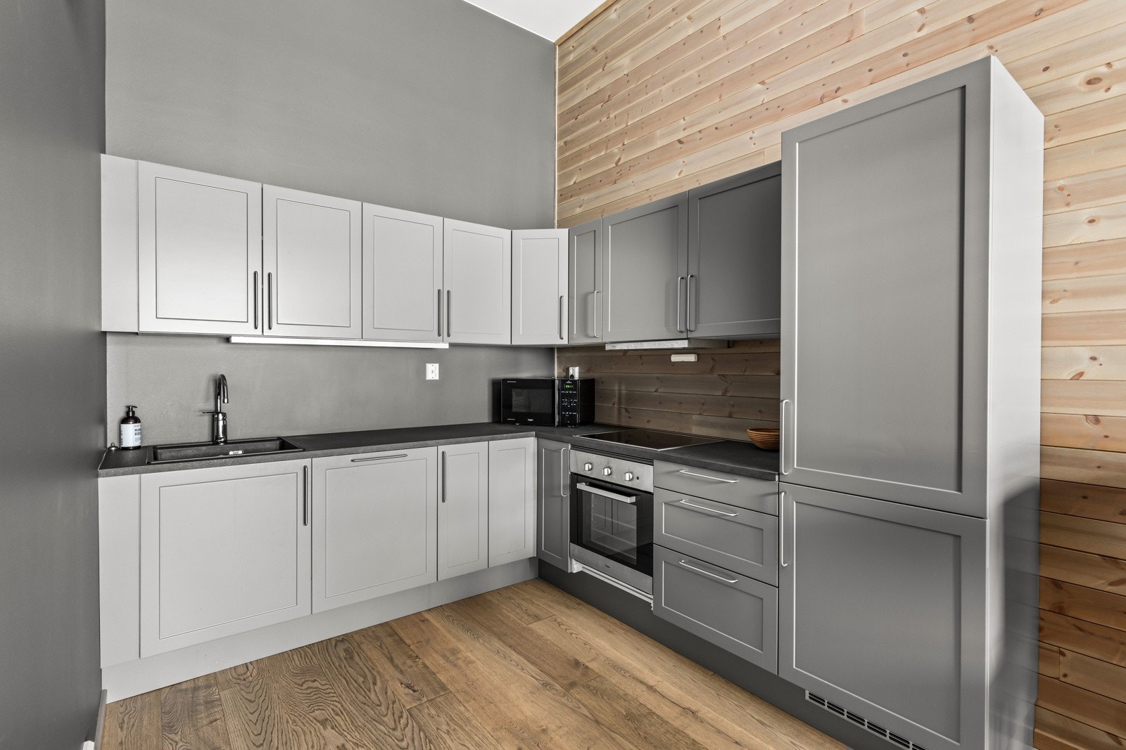 Lekkert og moderne kjøkken i mørk nyanse. Galleribilde