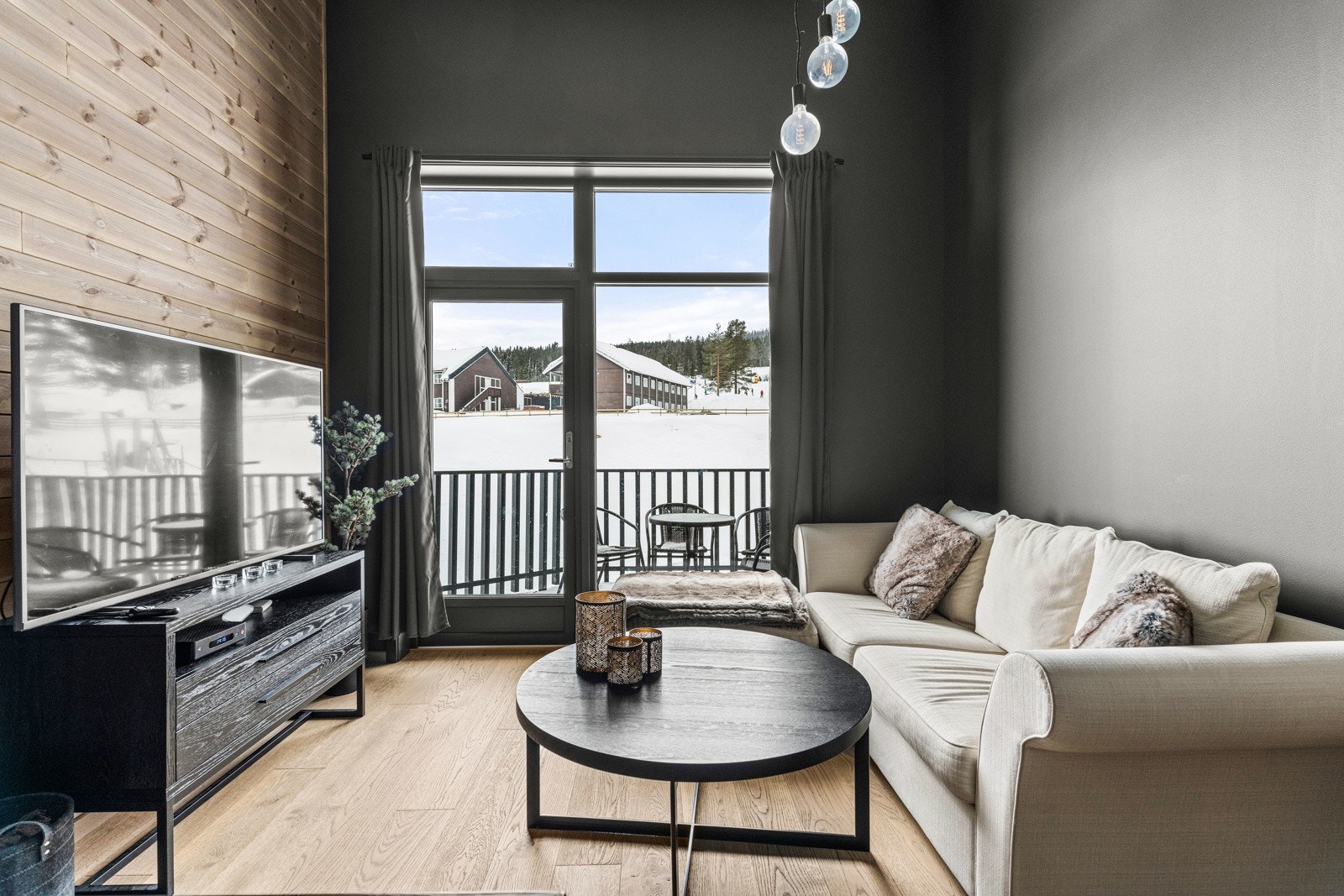 Bord og tv-benk er fra Classic living og Sixbondstreet Galleribilde