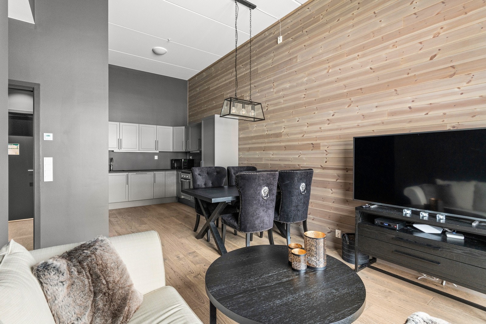 Med sitt moderne, mørke design og subtile innslag av naturlig tre skaper den en atmosfære av komfort og stil. Galleribilde