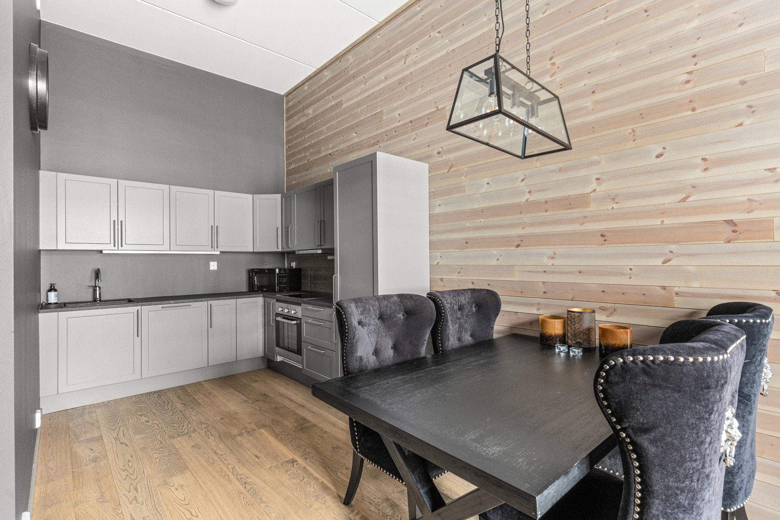 Her kan du invitere gjester over på en hyggelig hyttetur! Ny pris pr stol er 6.000,-. Galleribilde