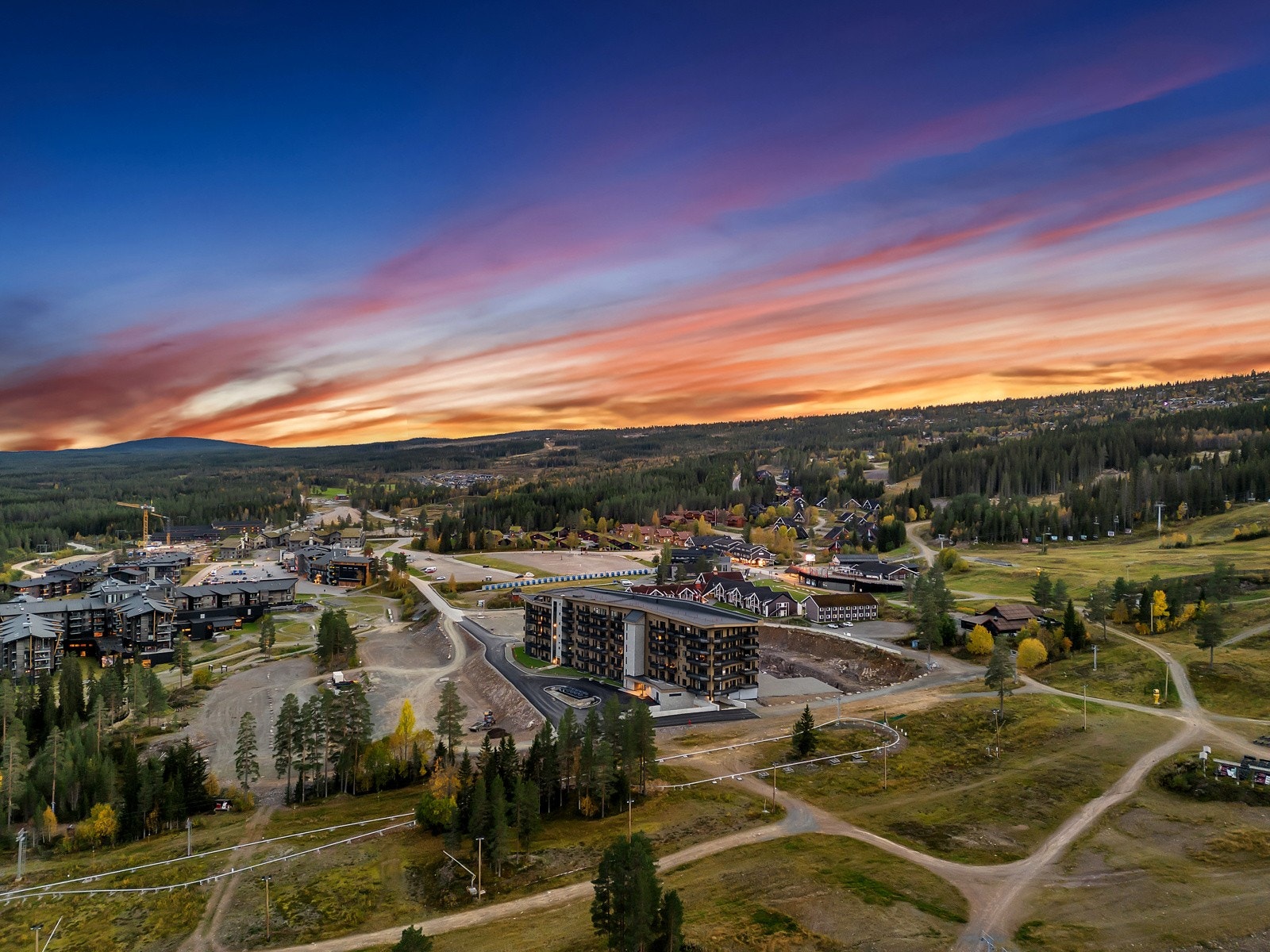 Eiendommen og området uten snø. Galleribilde