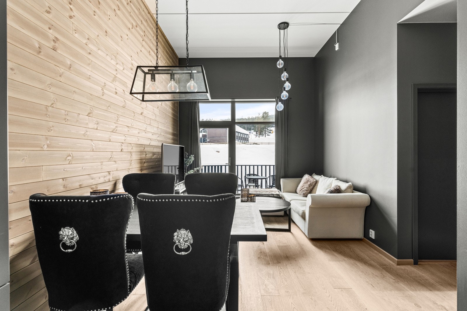 Her kan du innrede med et stort spisebord og stoler. Galleribilde