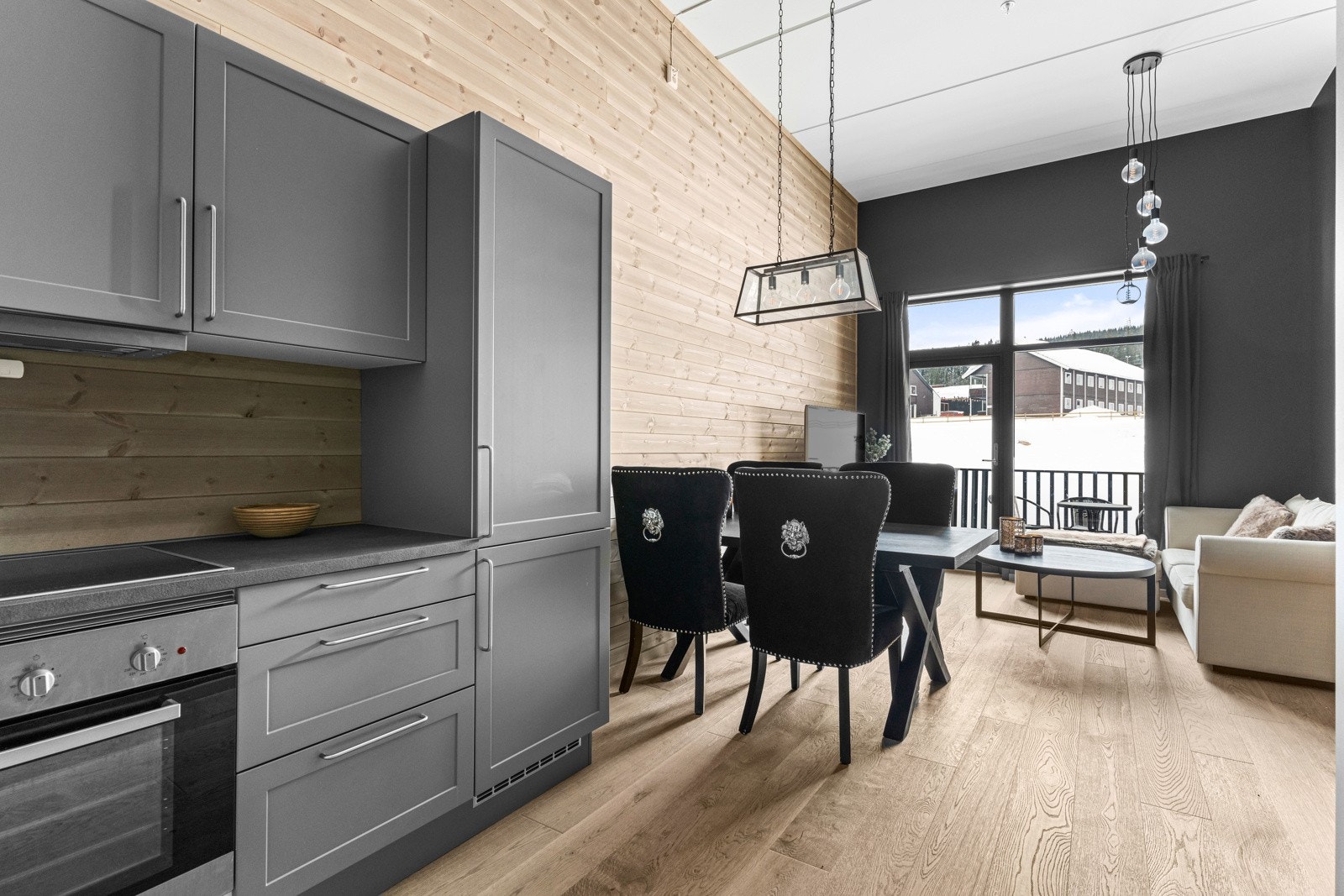 Kjøkkenet ligger i åpen løsning med stuen. Galleribilde