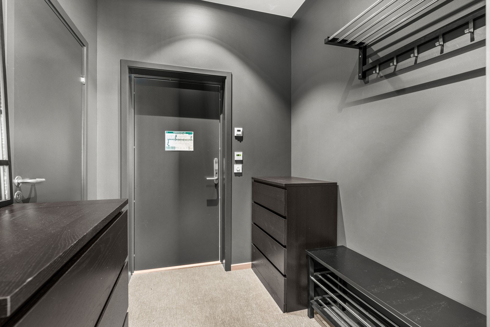 Leilighetens interiør har et tidløst mørkegrått design som gir en stilig kontrast til den blendende hvite vinterkulden. Galleribilde