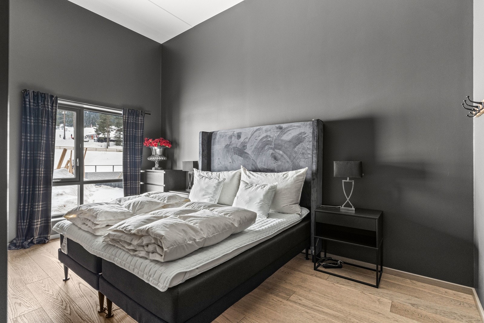 Hvert soverom er en oase av komfort og ro, slik at du våkner uthvilt og klar for nye eventyr i Trysil-fjellene. Galleribilde