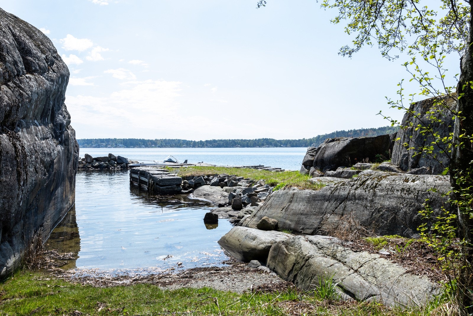 På øya er det mange flotte badeplasser. Strand, svaberg og stupebrett Galleribilde