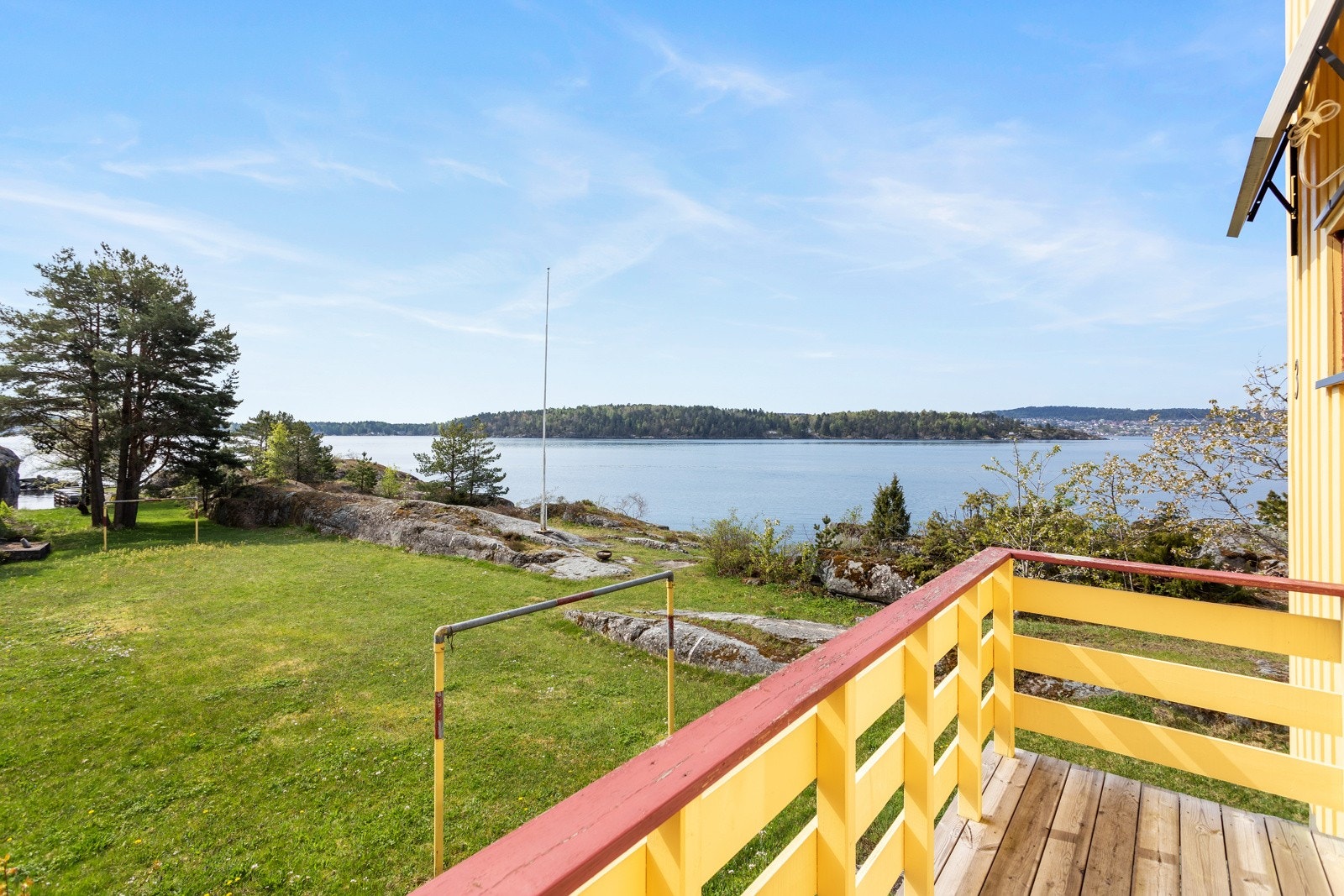 Nydelig gressplen for leg og moro. Strekker seg ned mot stranden Galleribilde