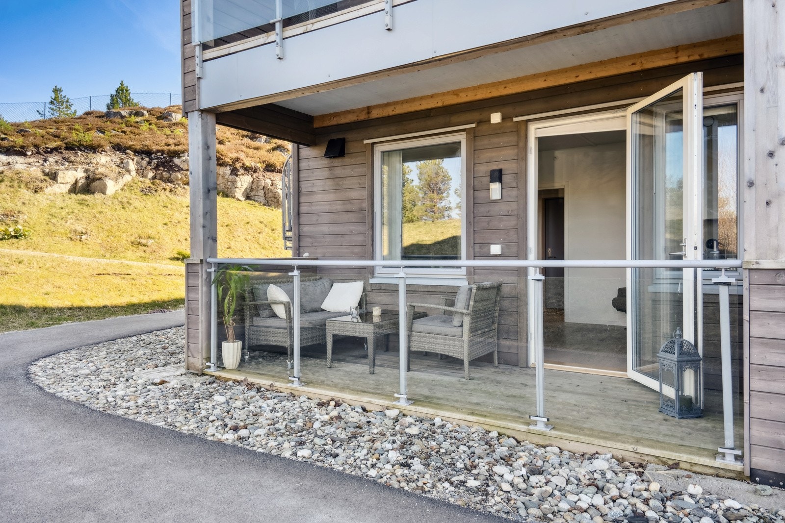 Direkte utgang til en trivelig terrasse på ca. 7 kvm. Galleribilde
