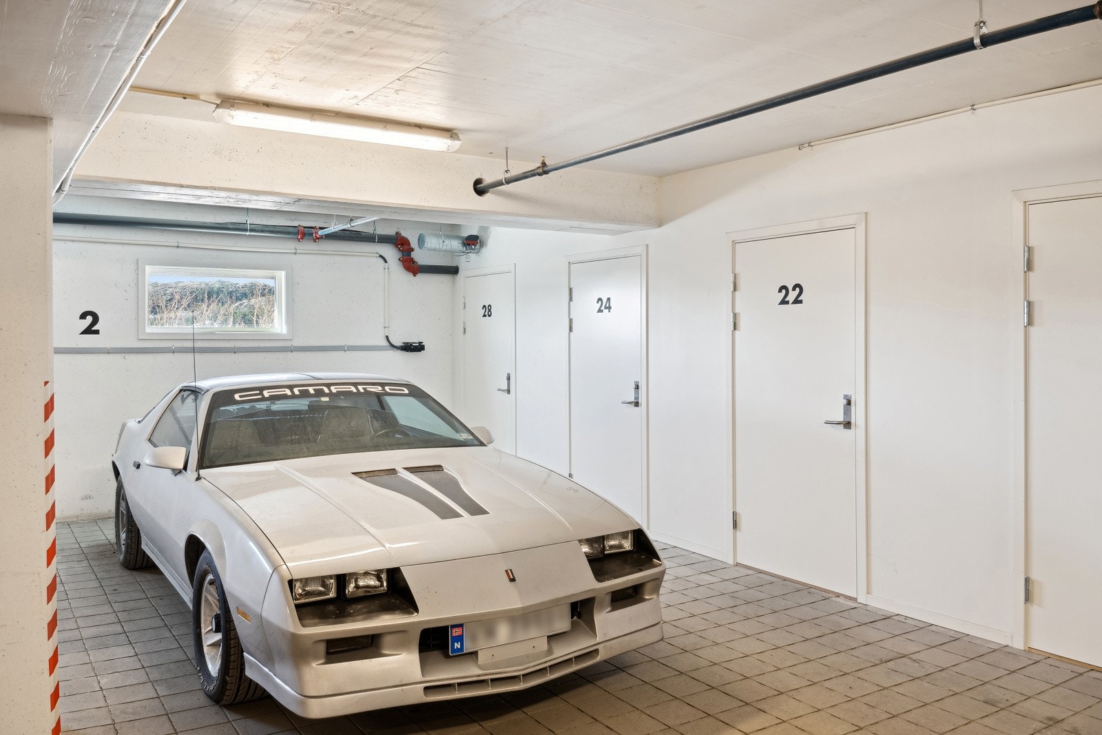 Parkeringsplass nr. 2 i garasje er anvist av selger. Parkeringen er tilrettelagt med infrastruktur for El-billader. Galleribilde