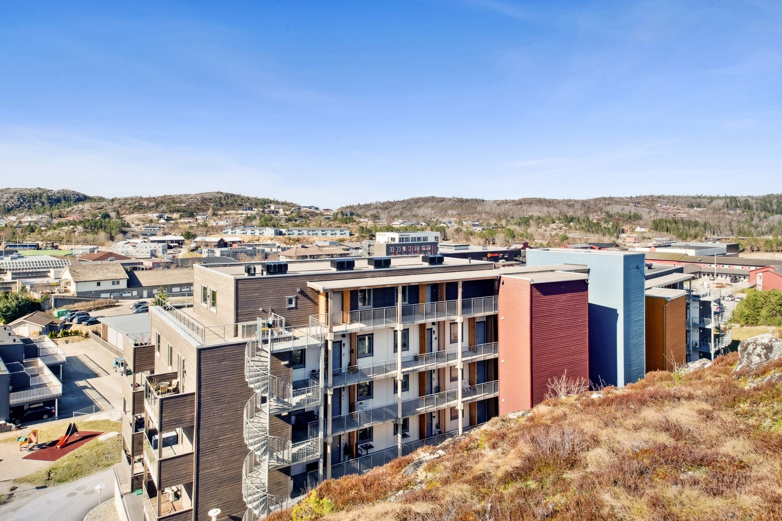 Nærhet til alt man skulle ha behov for. Fillan byr på alt av servicefunksjoner som dagligvarebutikker, vinmonopol, kjøpesenter, lege, kino, svømmehall, bowling og spisesteder. Galleribilde