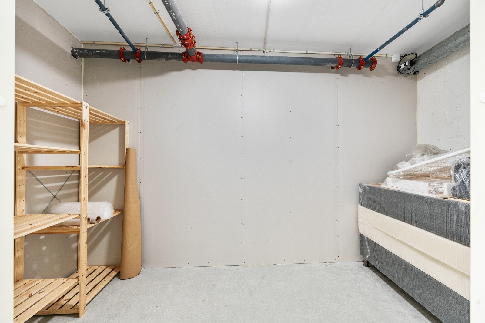 Stor bod på hele 8 kvm i kjeller følger med leiligheten. (Bilde er innhentet fra tidligere salgsoppgave). Galleribilde