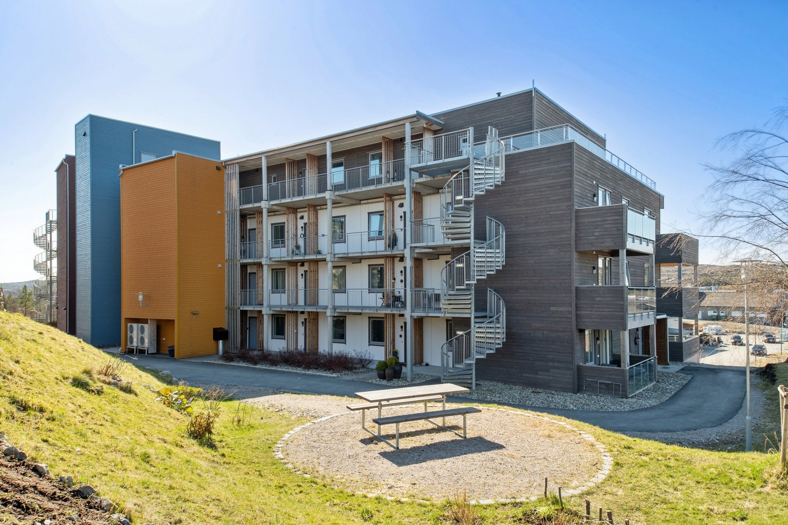 Det er et velstående borettslag med flotte uteområder, garasjekjeller, bodareal og "alt" inkludert i felleskostnadene. Galleribilde