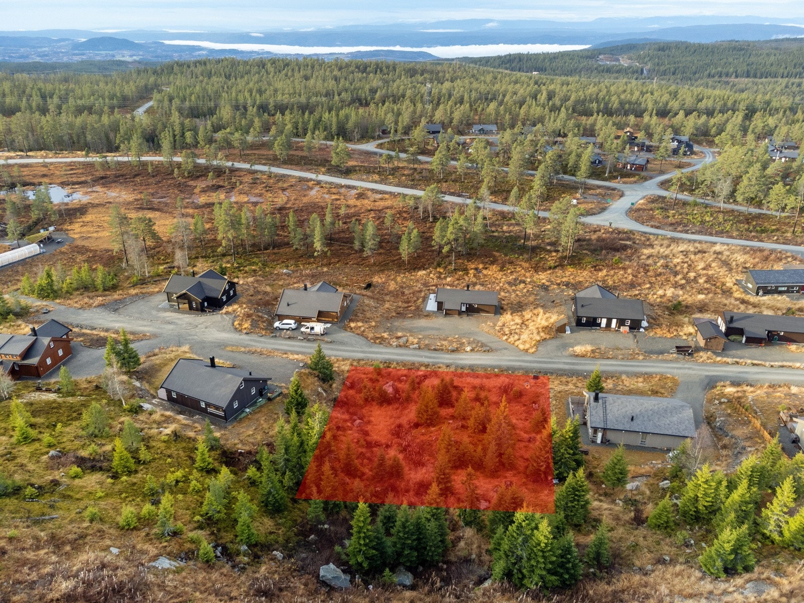 Det røde feltet illustrerer hvor tomten ligger. Størrelsemessig kan det være unøyaktig. Galleribilde